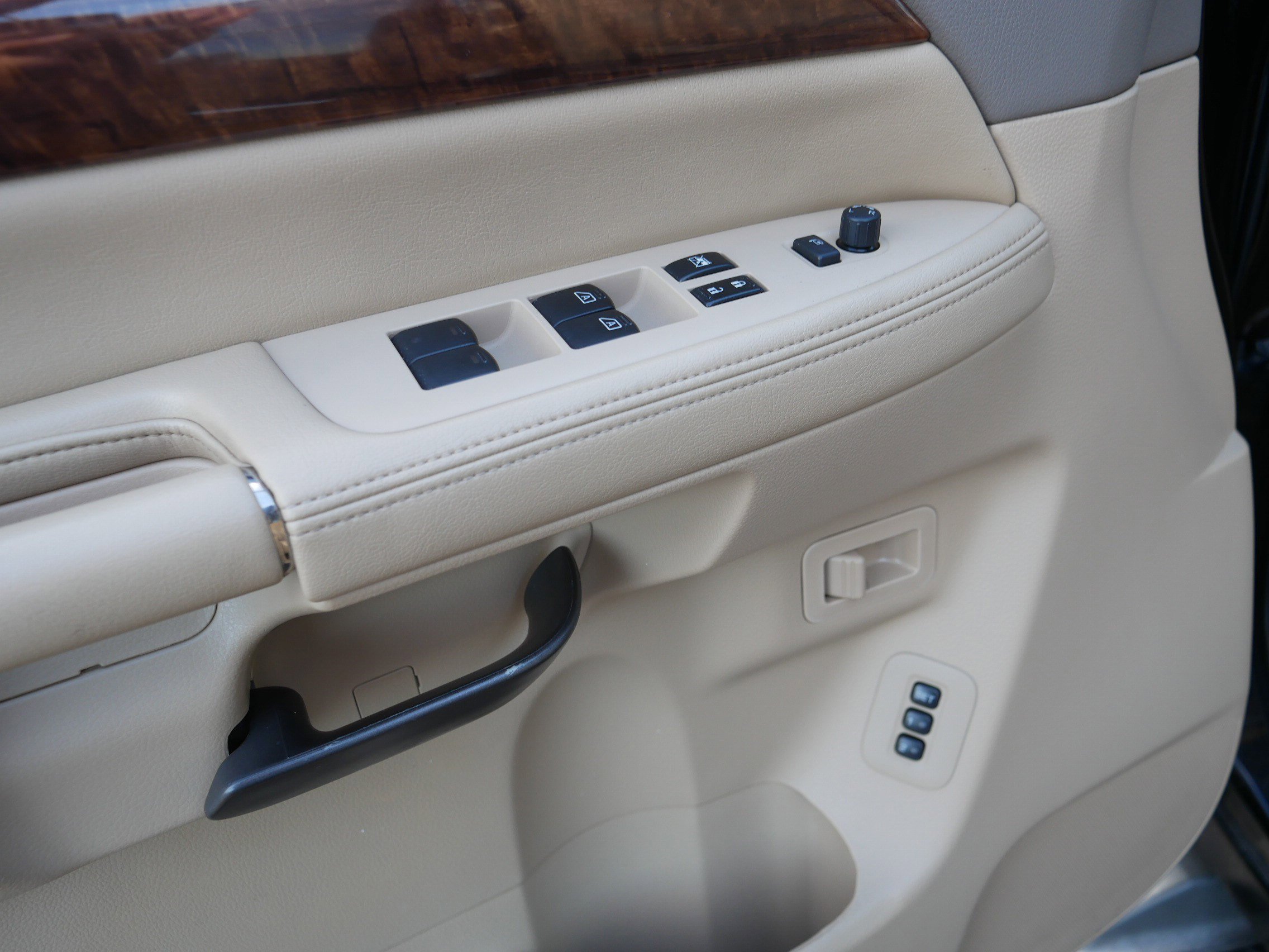 Used 2014 Nissan Armada Platinum w/ 2nd Row Captain Seat Package image 19