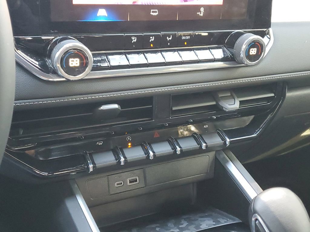 Used 2024 Chevrolet Colorado LT w/ LT Convenience Package image 24