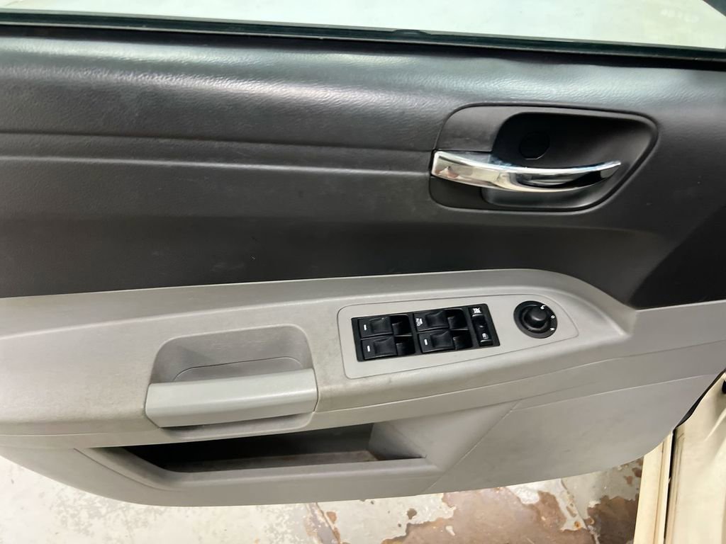 Used 2006 Chrysler 300 RWD image 14