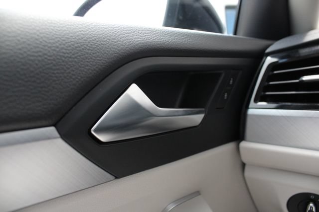 Used 2024 Volkswagen Jetta SE w/ Panoramic Sunroof Package FWD image 6