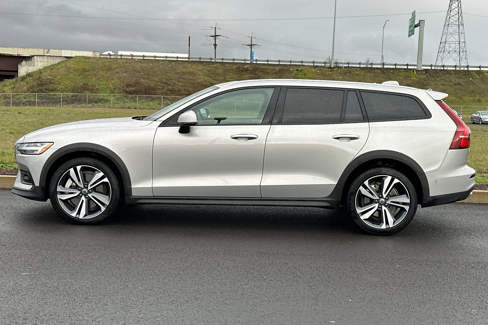 Used 2025 Volvo V60 B5 Cross Country Plus image 6