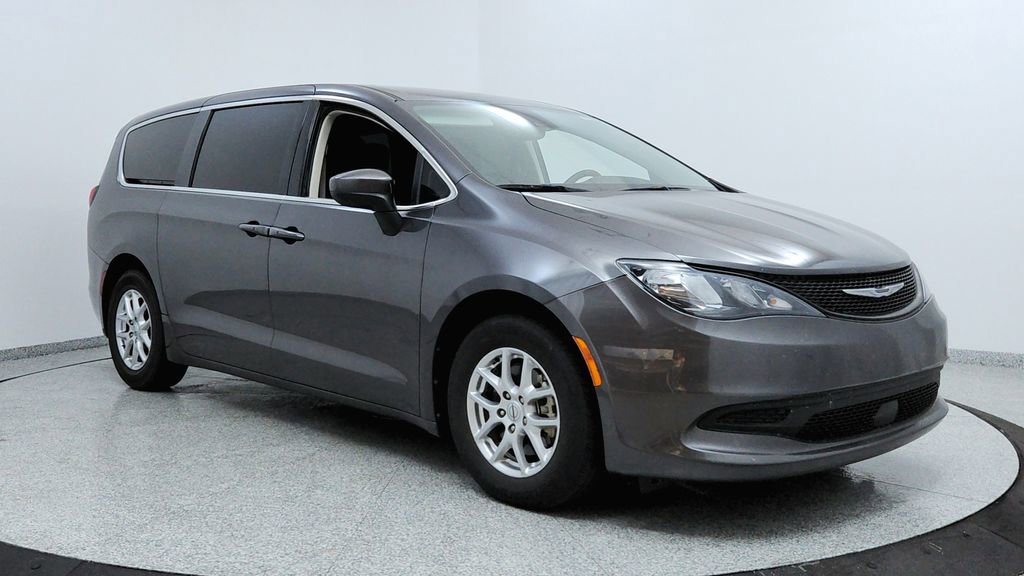 Used 2023 Chrysler Voyager LX image 7