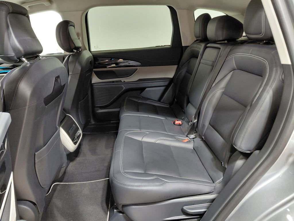 Used 2025 Lincoln Nautilus Premier image 37