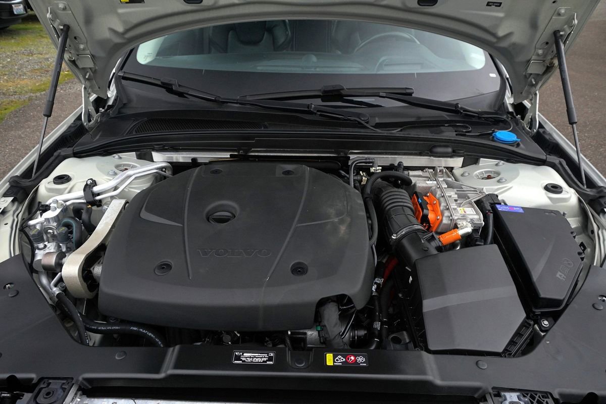 Used 2022 Volvo S60 T8 Inscription image 11