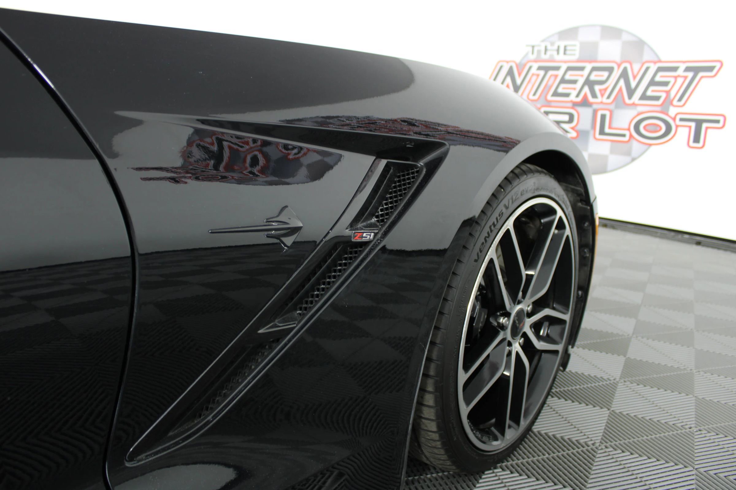 Used 2017 Chevrolet Corvette Stingray Coupe w/ Carbon Flash Badge Package image 28