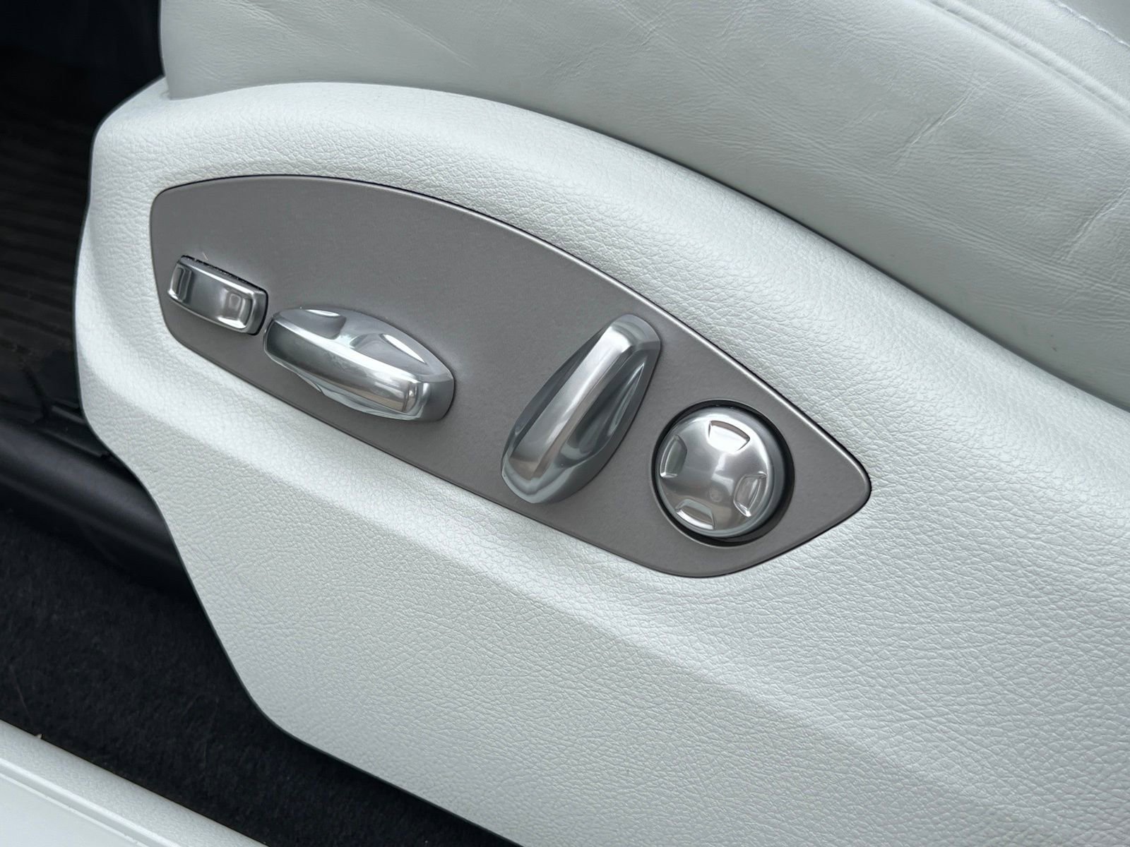 Certified 2025 Porsche Macan image 30
