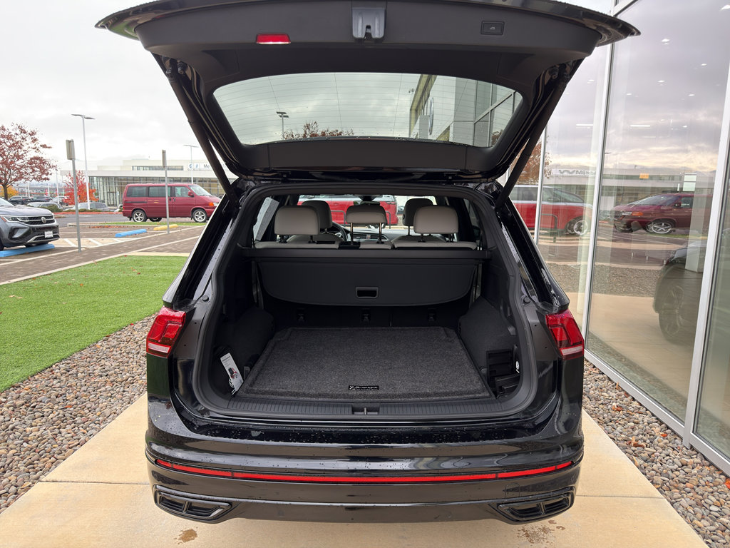 Used 2023 Volkswagen Tiguan SE R-Line image 9