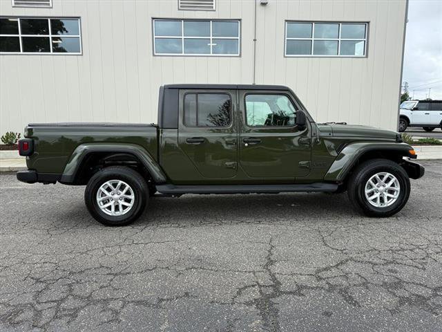 Used 2023 Jeep Gladiator Sport AWD/4WD image 2