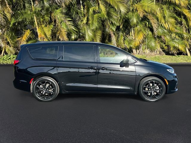Used 2025 Chrysler Pacifica Limited w/ Uconnect Theater Family Group AWD/4WD image 4
