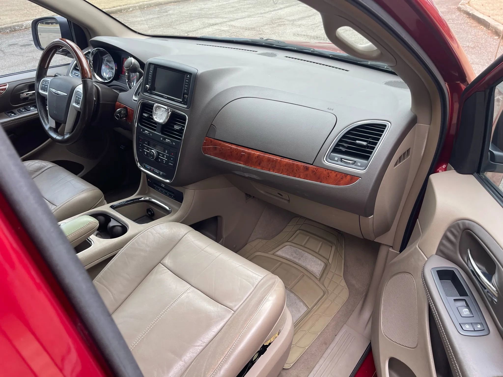 Used 2014 Chrysler Town & Country Limited w/ Luxury Group image 14