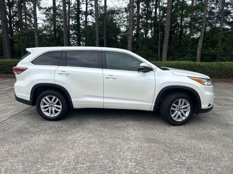 Used 2016 Toyota Highlander LE FWD image 2