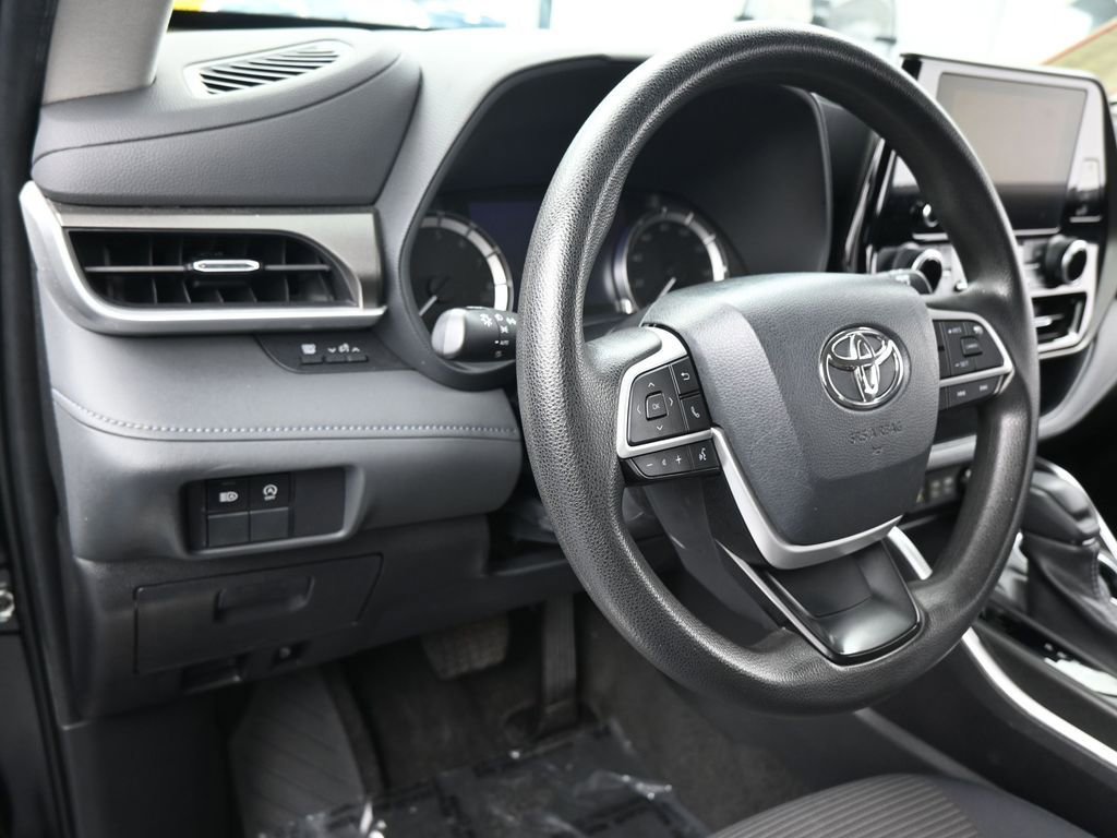 Used 2023 Toyota Highlander L image 15