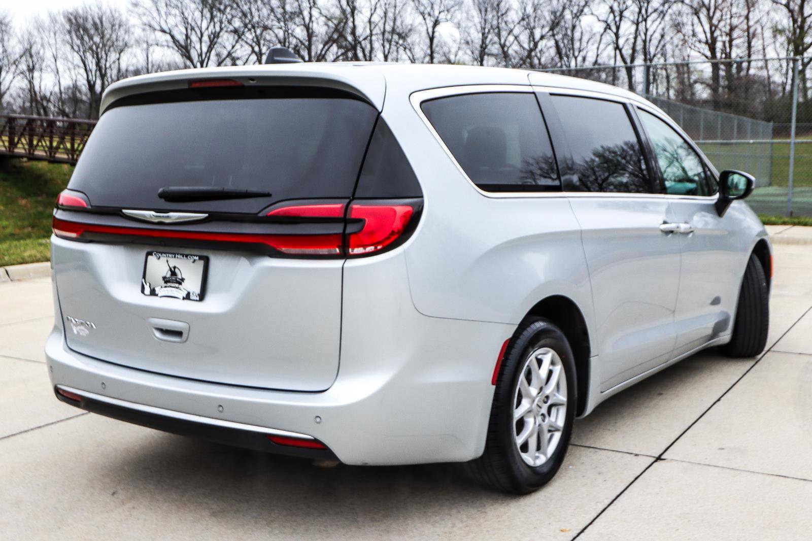 Used 2023 Chrysler Pacifica Touring-L FWD image 18