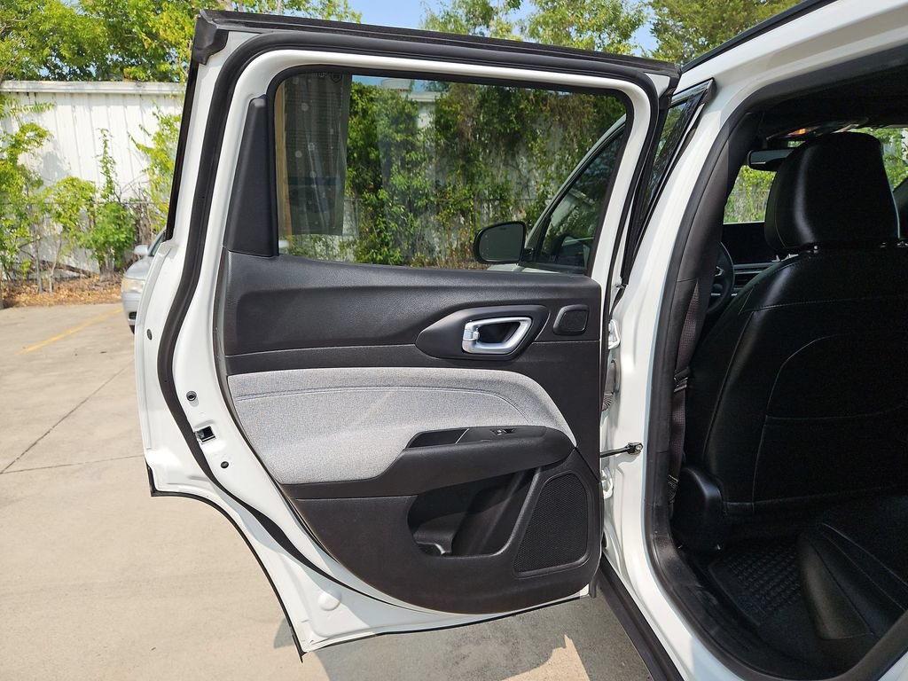 Used 2025 Jeep Compass Latitude w/ Sun & Sound Group AWD/4WD image 24