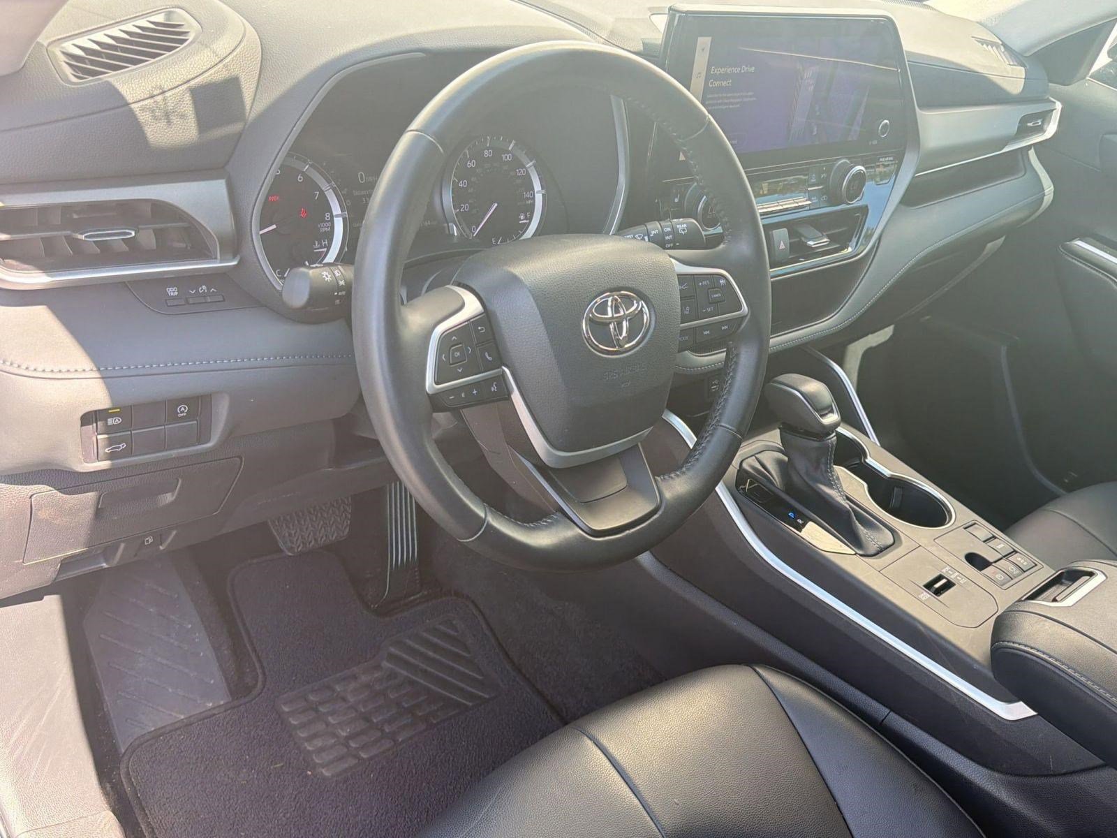 Used 2023 Toyota Highlander XLE image 4