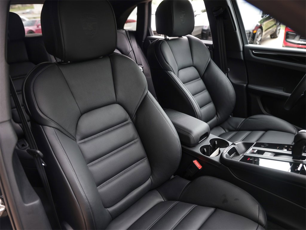 Used 2025 Porsche Macan image 36