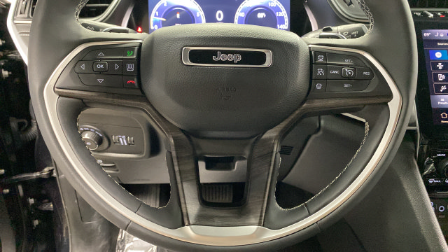 Used 2024 Jeep Grand Cherokee Limited w/ Black Appearance Package AWD/4WD image 17