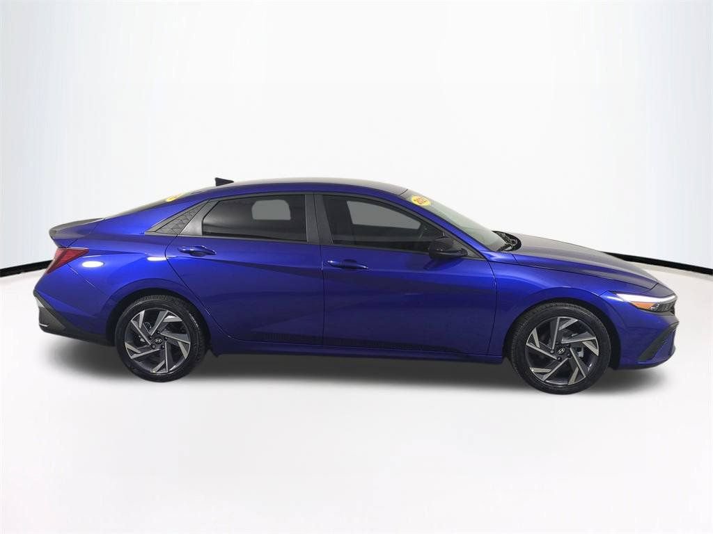 Used 2025 Hyundai Elantra Sport FWD image 4