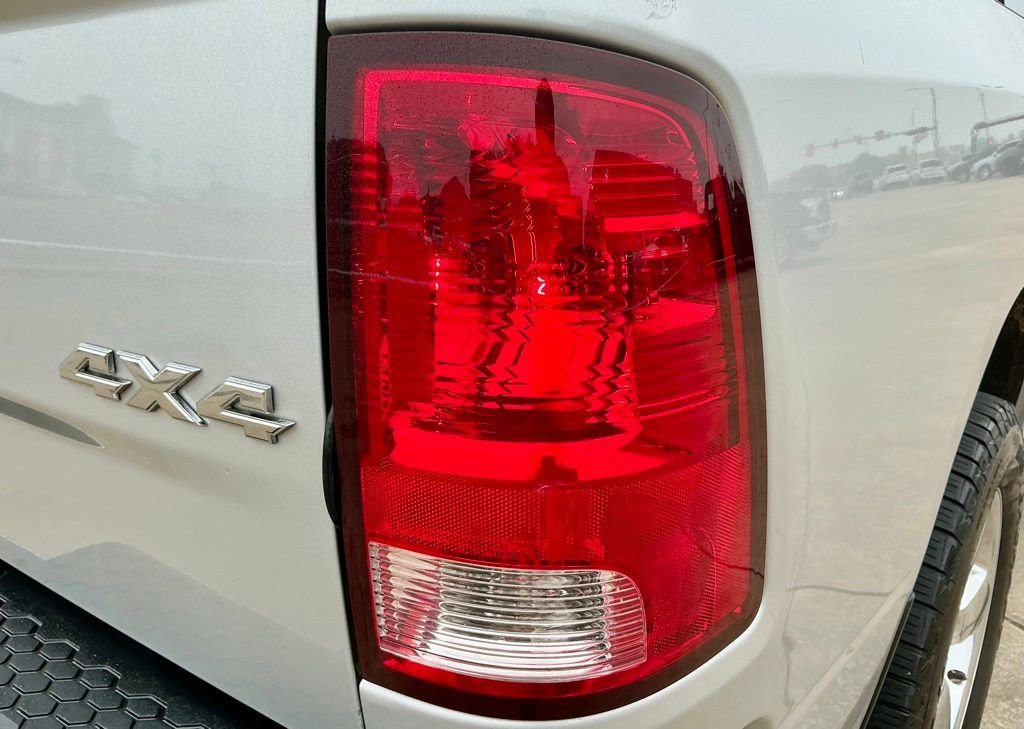 Used 2018 RAM 1500 SLT AWD/4WD image 16