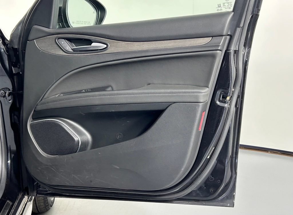 Used 2023 Alfa Romeo Stelvio Ti AWD/4WD image 9