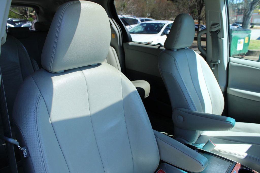 Used 2012 Toyota Sienna XLE image 33