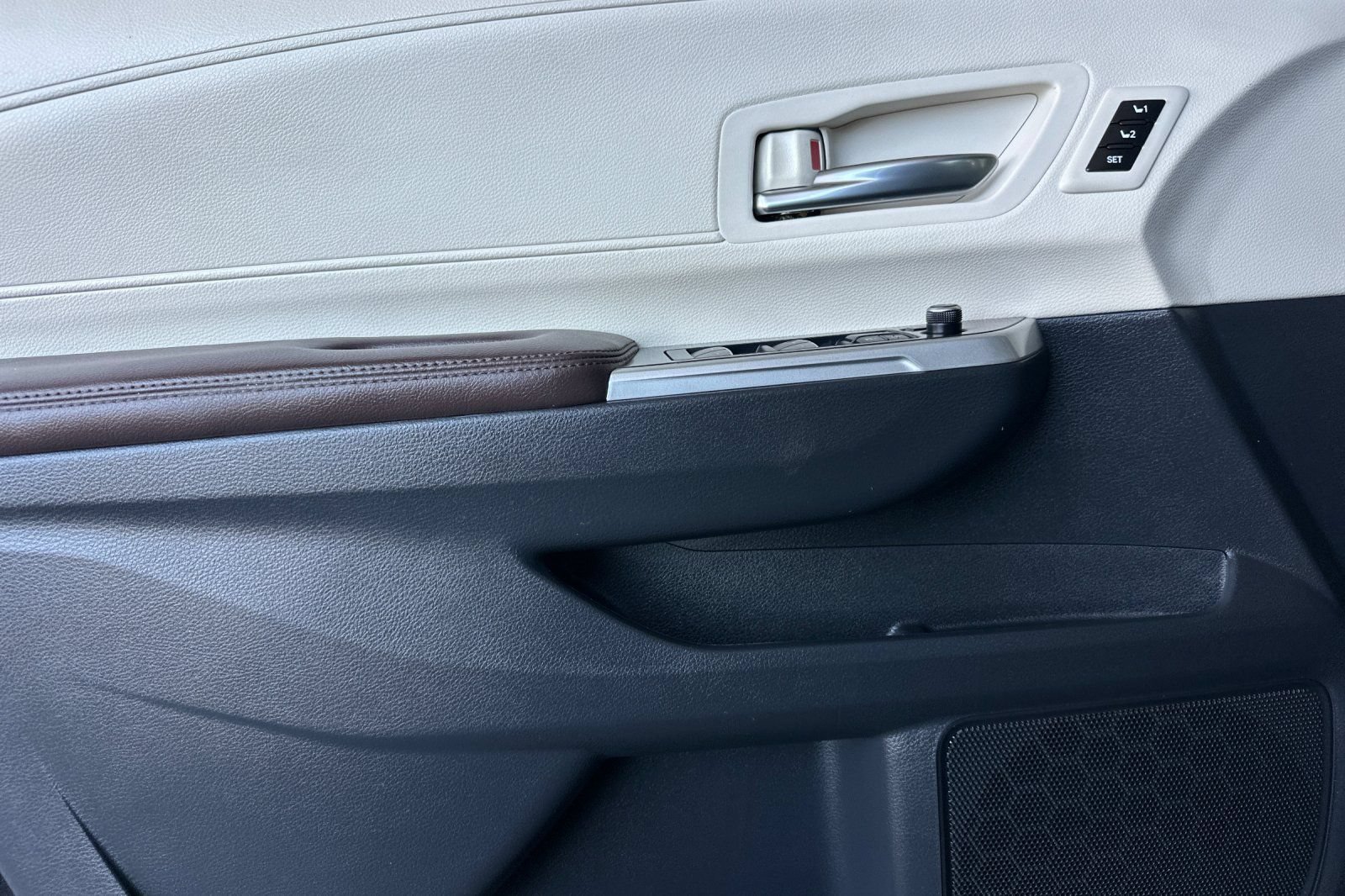 Certified 2022 Toyota Sienna Platinum FWD image 11
