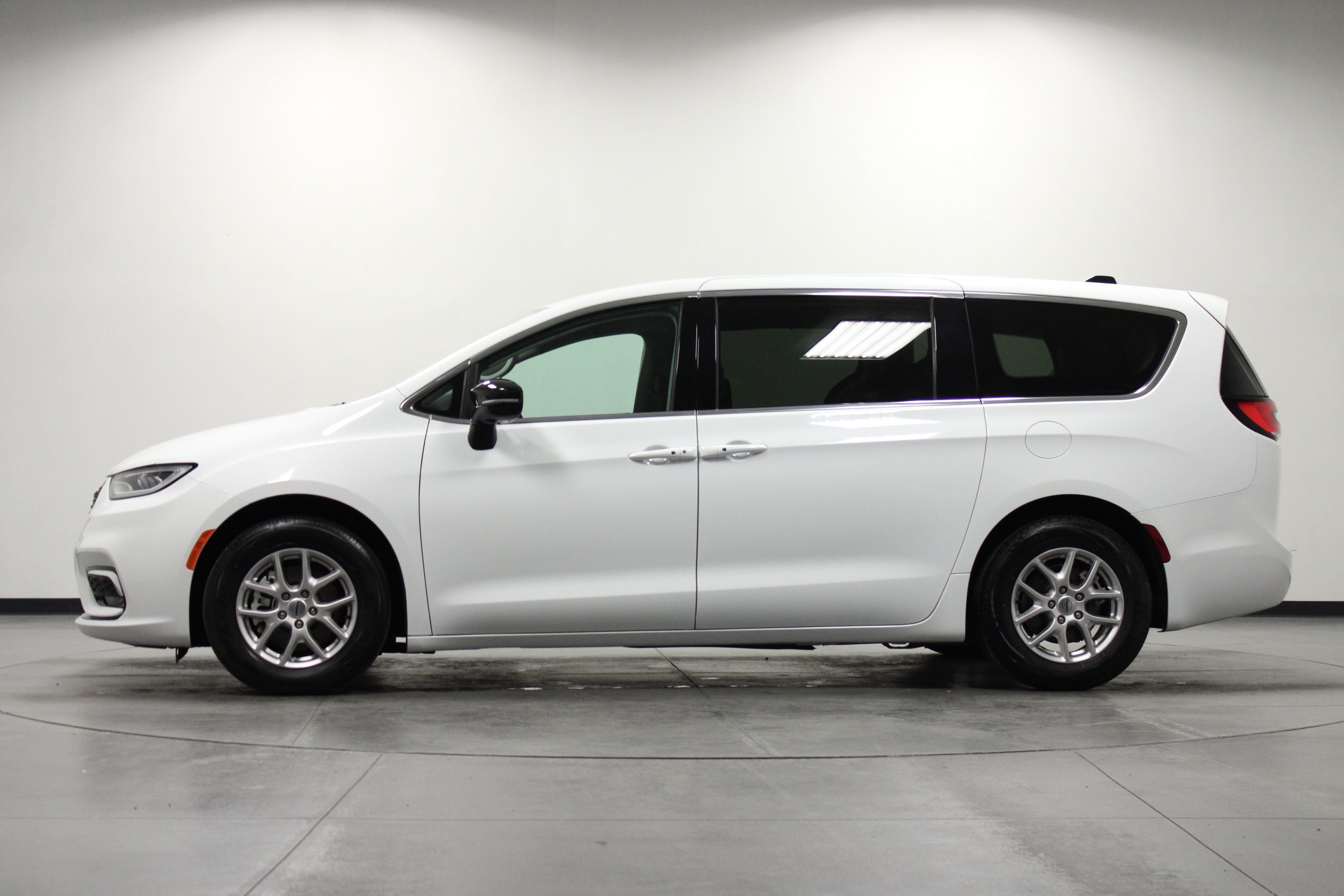 Used 2024 Chrysler Pacifica Touring-L FWD image 7