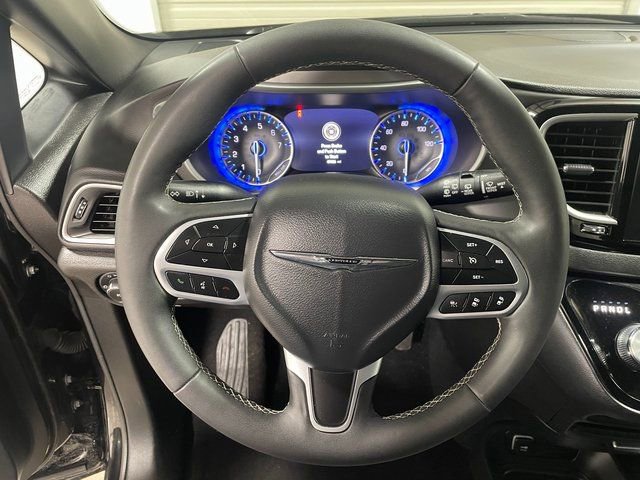 Used 2025 Chrysler Pacifica Select image 13