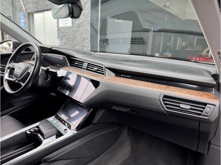 Used 2019 Audi e-tron Prestige w/ Prestige Package AWD/4WD image 22