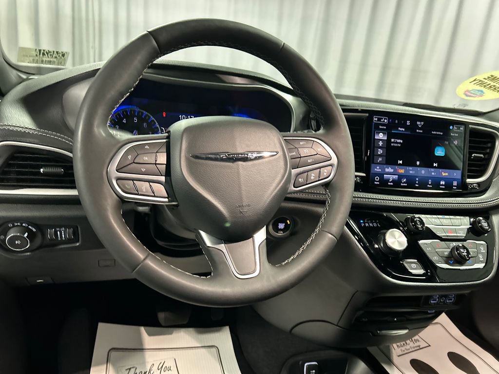 Used 2025 Chrysler Pacifica Select w/ Uconnect Theater Family Group image 15