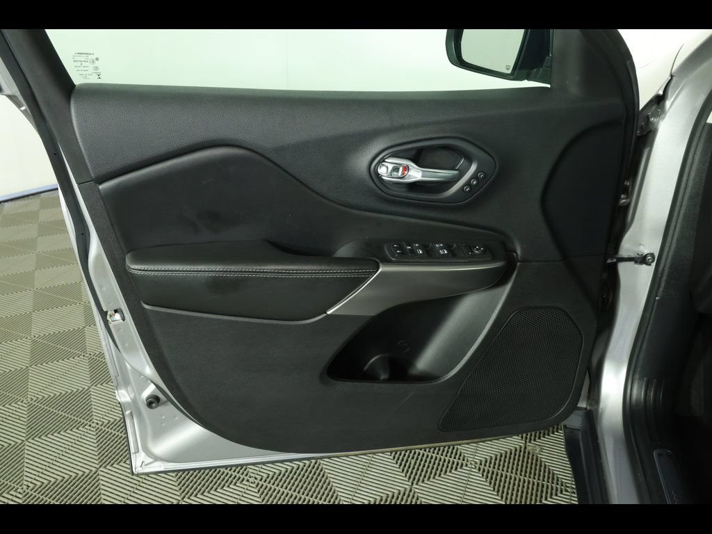Used 2020 Jeep Cherokee Limited AWD/4WD image 23