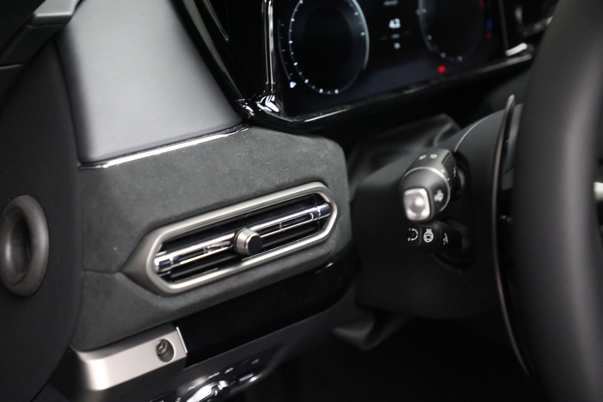 Used 2025 Aston Martin V8 Vantage Coupe image 23