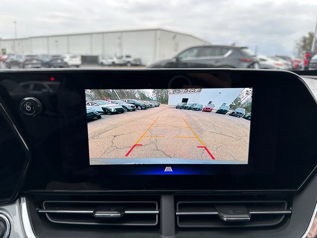 Used 2025 Chevrolet Trax LT FWD image 13