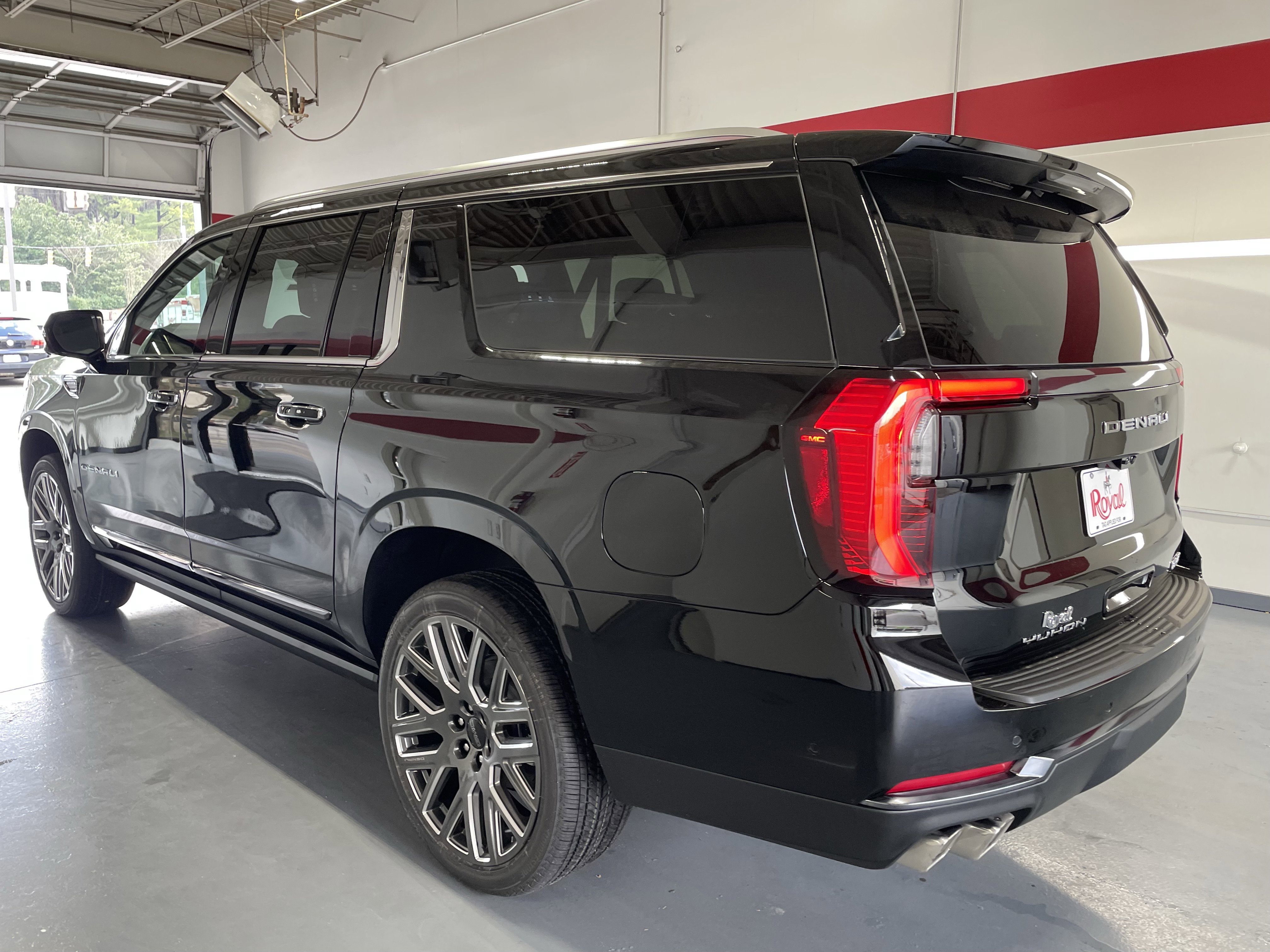 New 2026 GMC Yukon XL Denali Ultimate w/ LPO, Floor Liner Package AWD/4WD image 6