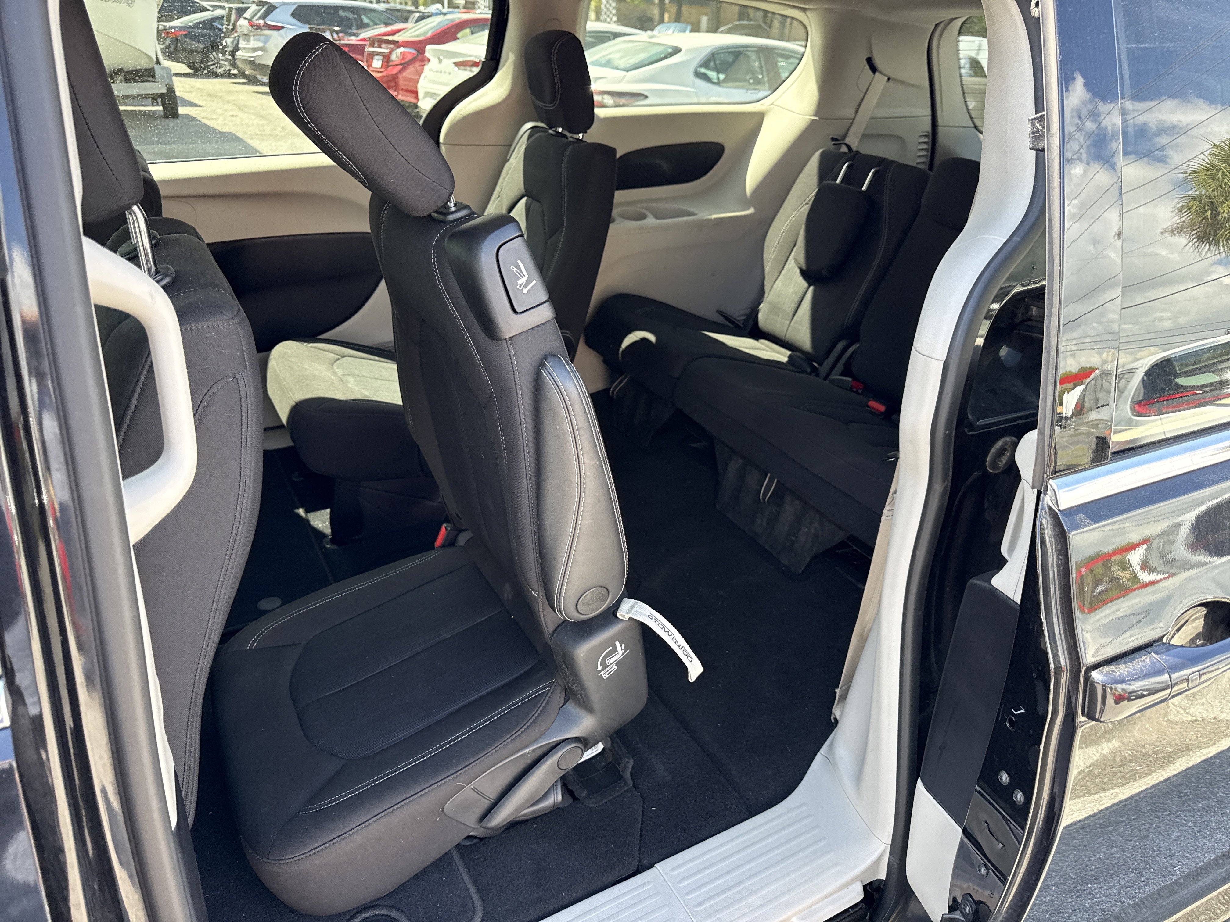 Used 2022 Chrysler Voyager LX image 11