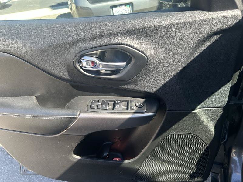 Used 2019 Jeep Cherokee Latitude Plus FWD image 7