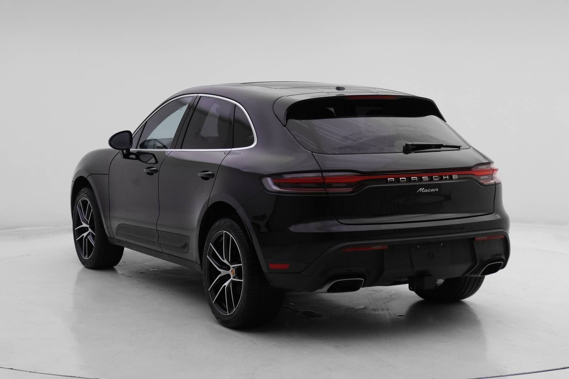 Used 2025 Porsche Macan AWD/4WD image 3