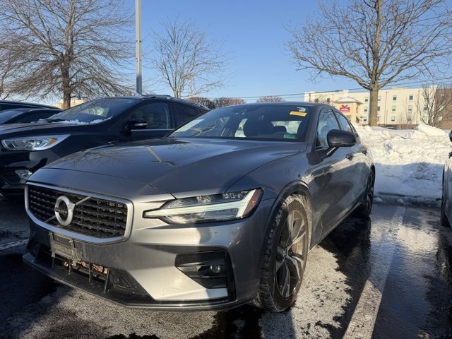 Used 2019 Volvo S60 T6 R-Design image 2