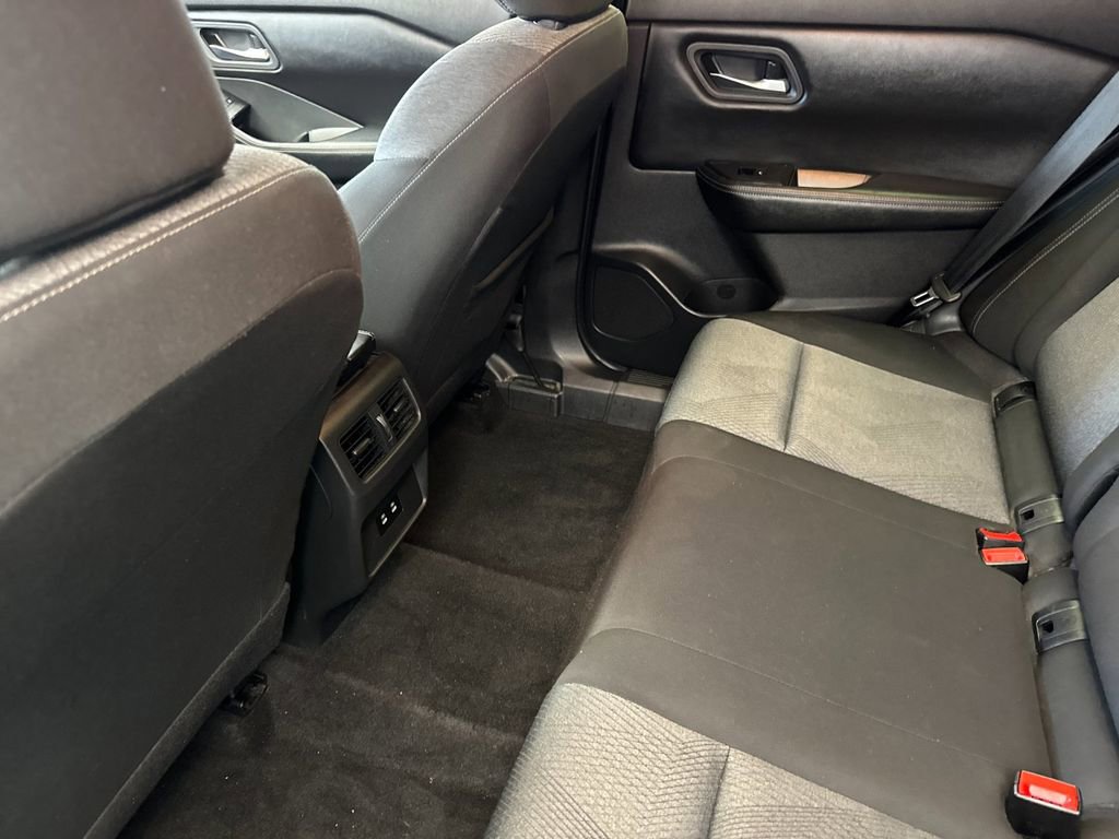 Used 2024 Nissan Rogue SV image 11