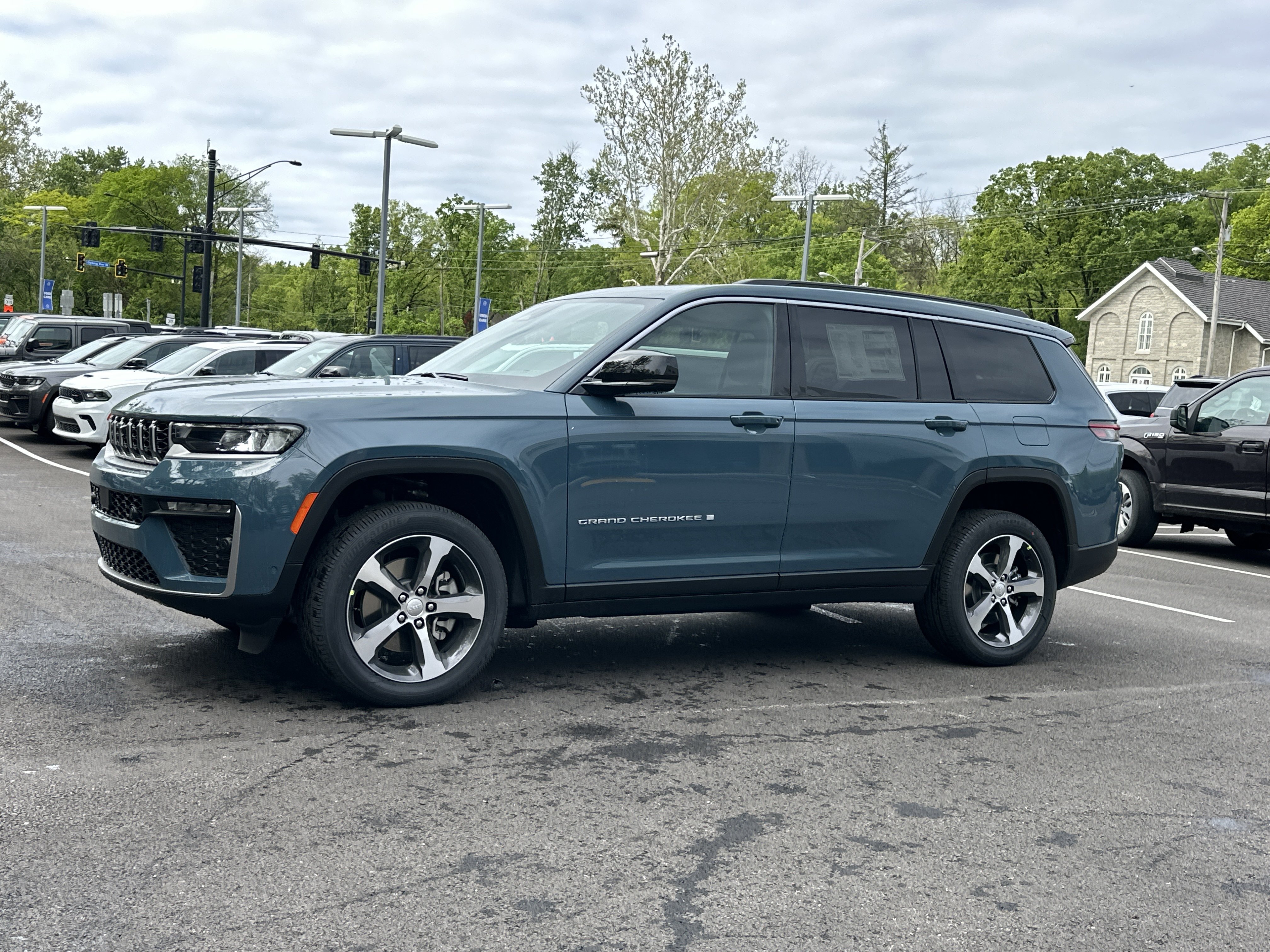 New 2026 Jeep Grand Cherokee L Limited w/ Luxury Tech Group II AWD/4WD image 23