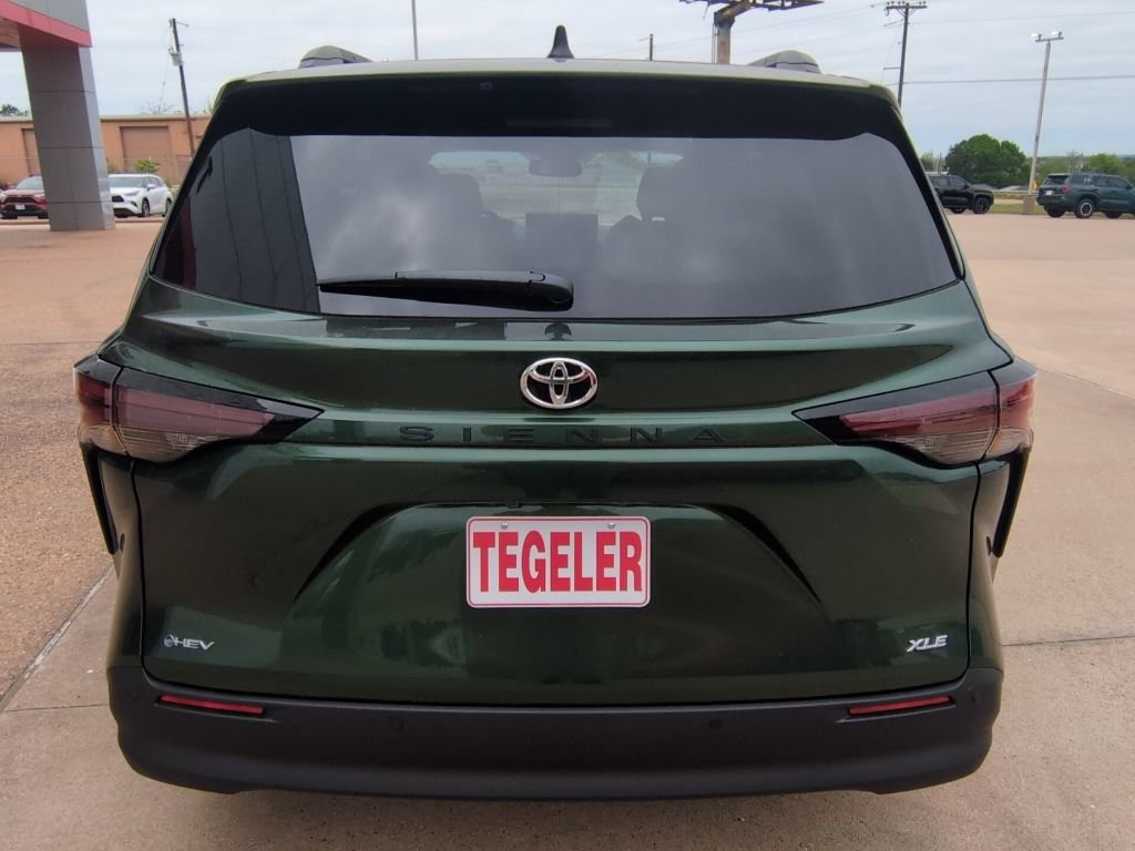 Used 2026 Toyota Sienna XLE image 6