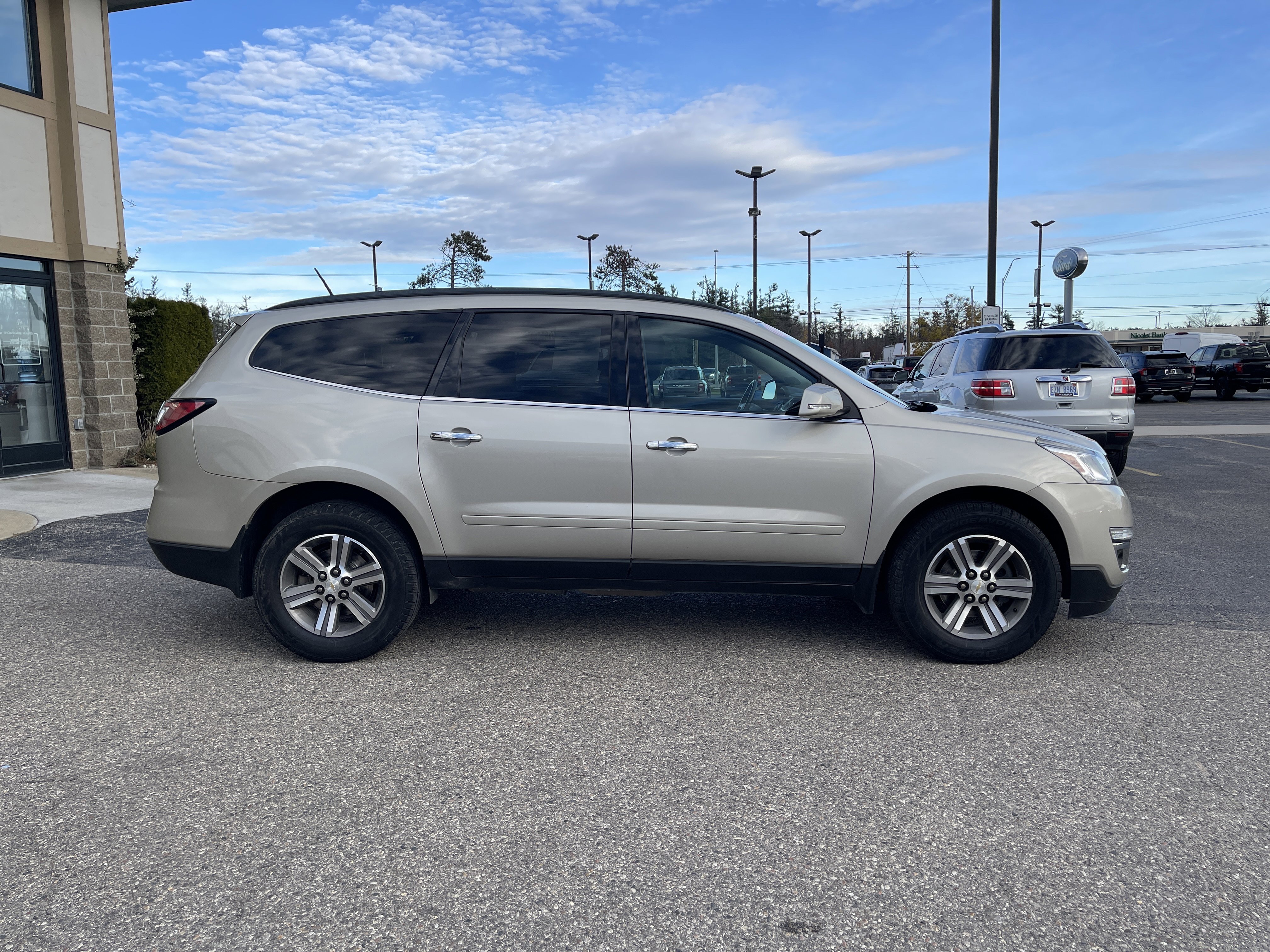 Used 2017 Chevrolet Traverse LT image 2