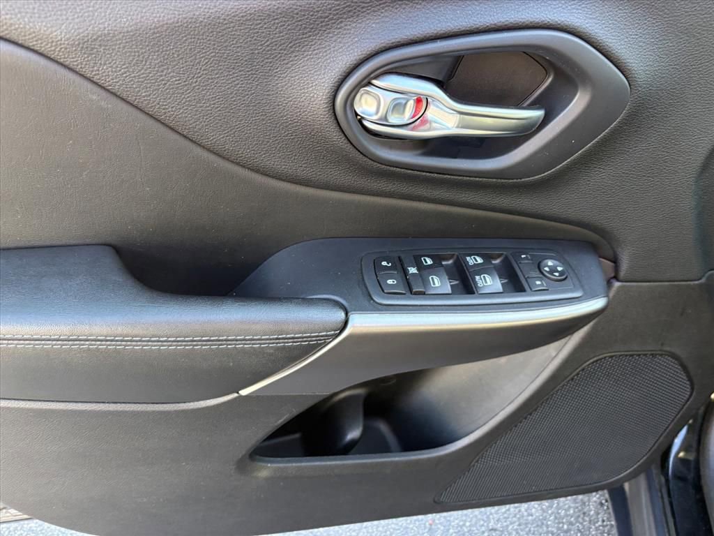 Used 2020 Jeep Cherokee Latitude w/ Cold Weather Group image 20