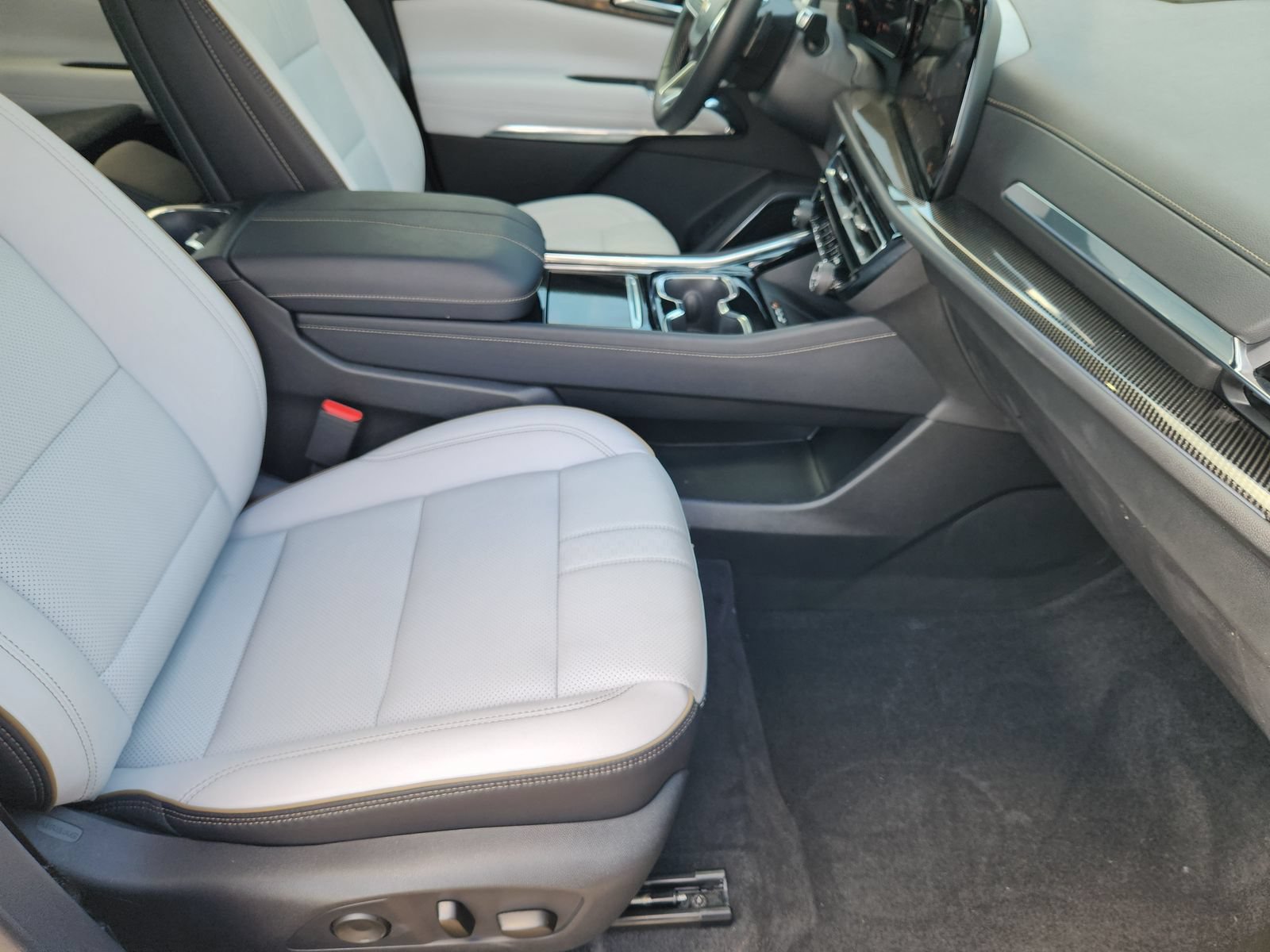 Used 2026 Chevrolet Traverse High Country w/ LPO, Floor Liner Package FWD image 20