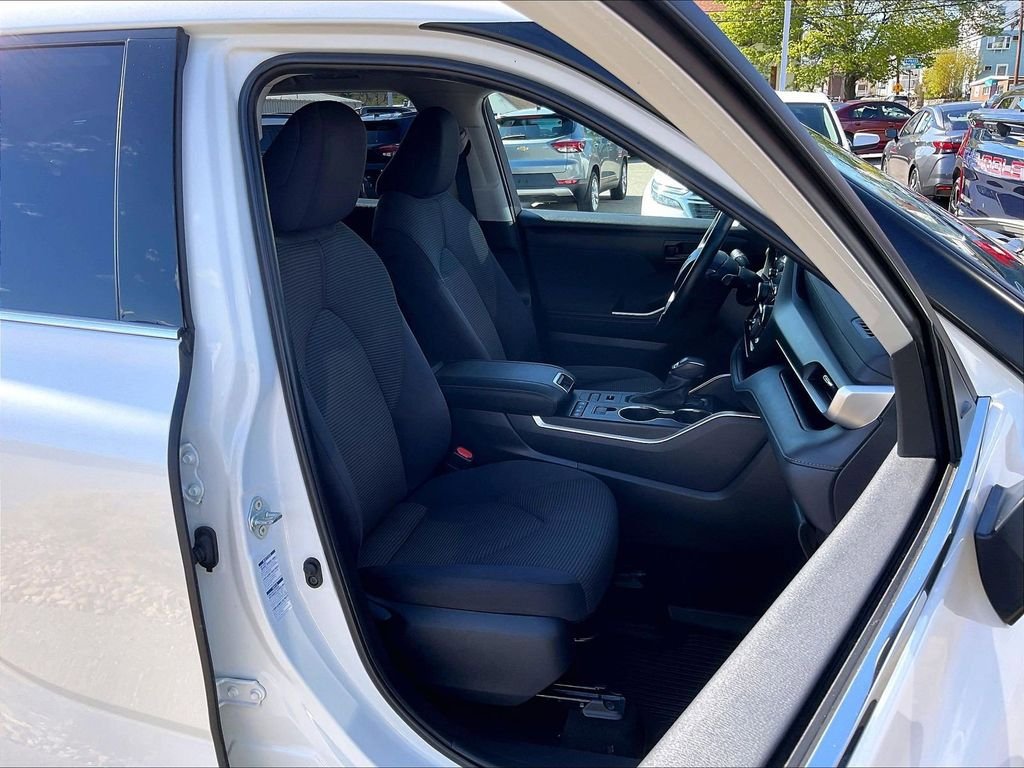 Used 2021 Toyota Highlander LE AWD/4WD image 11