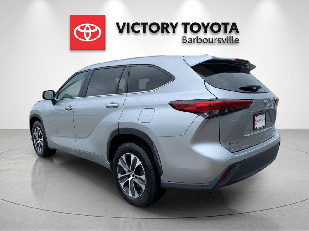 Used 2023 Toyota Highlander XLE FWD image 3