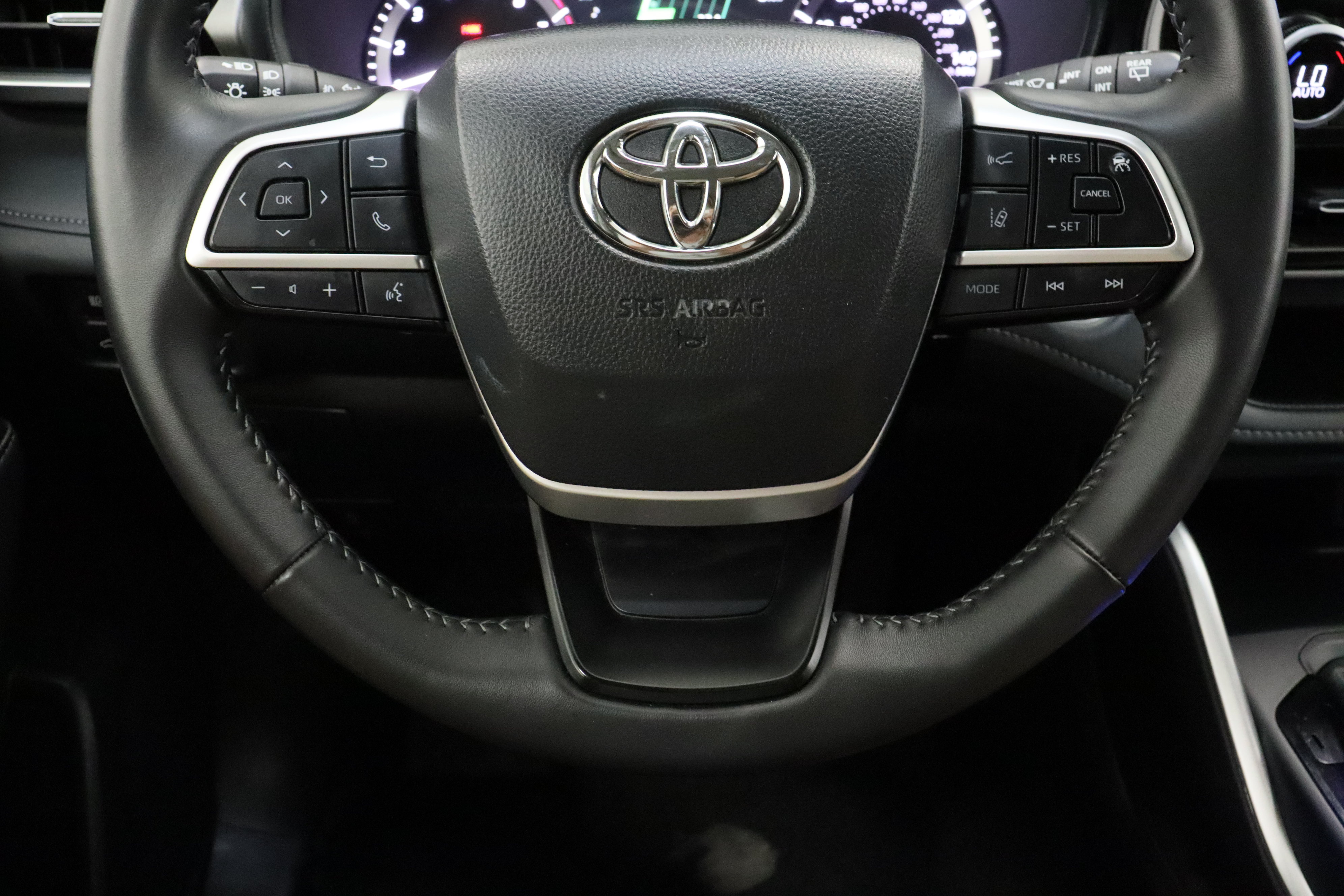 Used 2025 Toyota Highlander LE FWD image 24