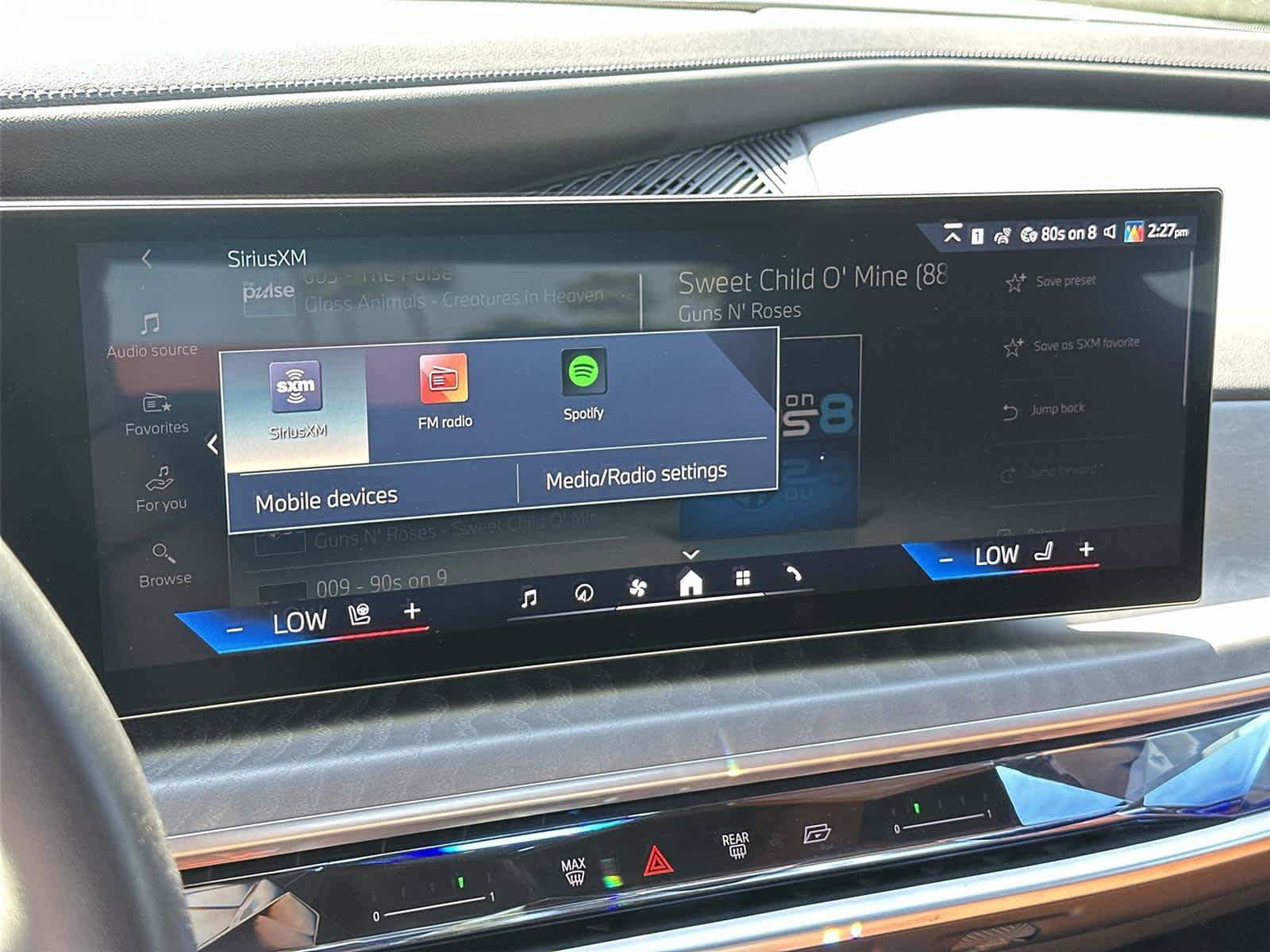 Used 2025 BMW i7 eDrive50 w/ Premium Package RWD image 16