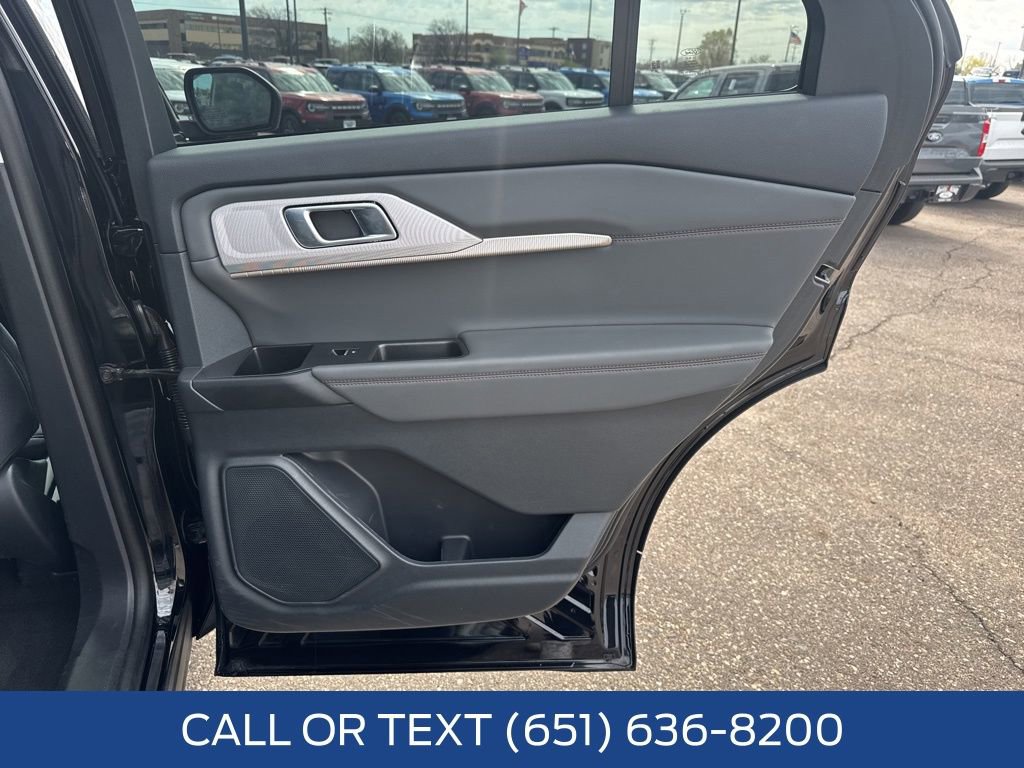 Used 2025 Ford Explorer Active AWD/4WD image 37