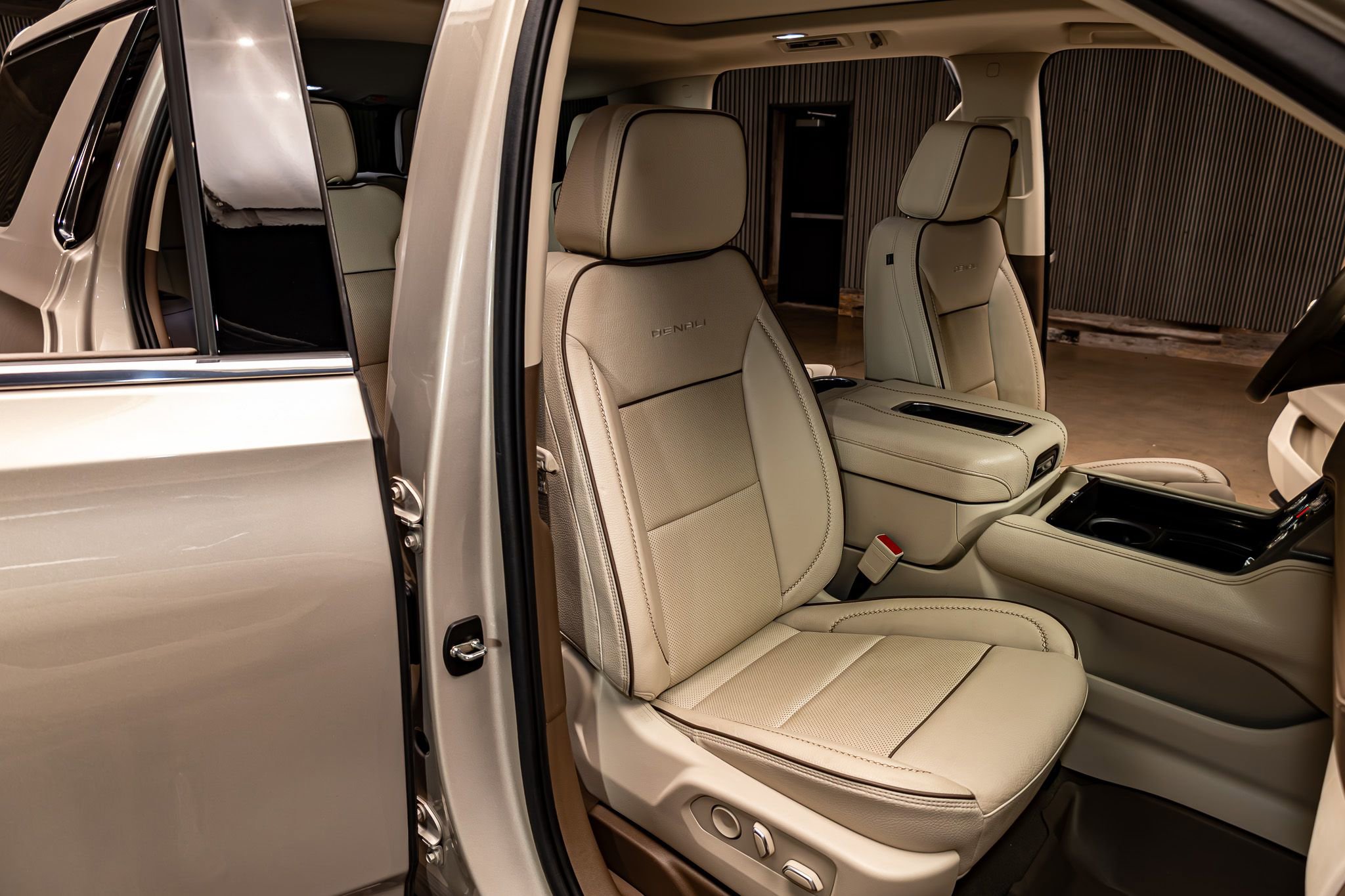 Used 2022 GMC Yukon Denali w/ Denali Premium Package AWD/4WD image 28